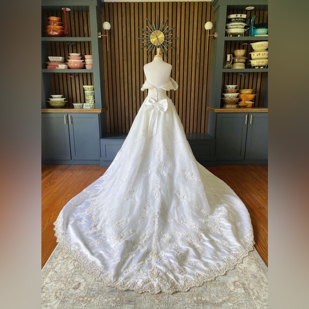 Vintage 1990s Wedding Dress With Oversized Train And Bow 🤍